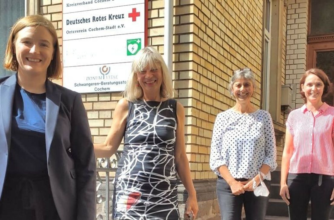 Familienministerin Katharina Binz (links) war mit ihrer Referentin Isabell Zenner (rechts) in Cochem zu Gast. In der Beratungsstelle von "donum vitae" sprach sie mit Constanze Nattermann (2. v. l.), Landesvorsitzende "donum vitae" und Rita Emmerichs von der Beratungsstelle von "donum vitae" in Cochem.