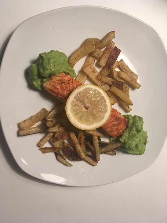 Lachs mit Kohrabi-Pommes und Avocado-Mus.
