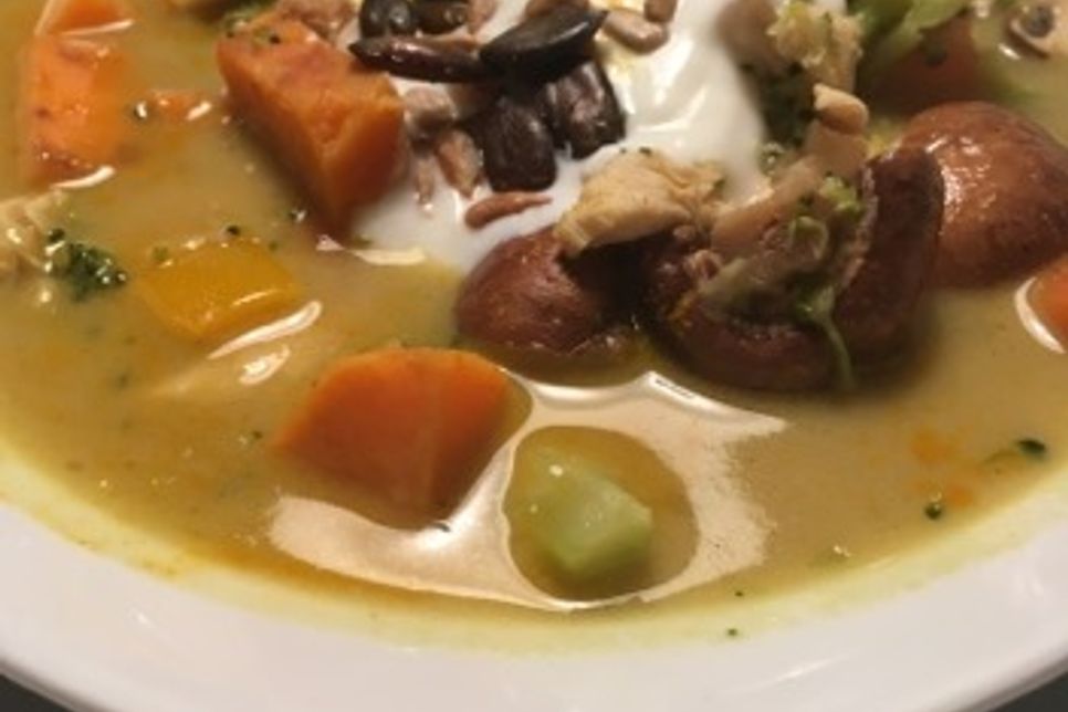 Hähnchen-Curry-Suppe mit viel Gemüse.