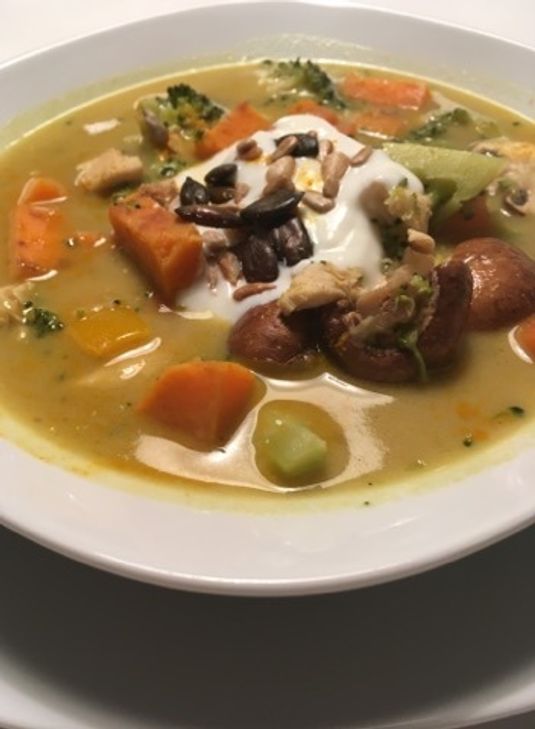 Hähnchen-Curry-Suppe mit viel Gemüse.