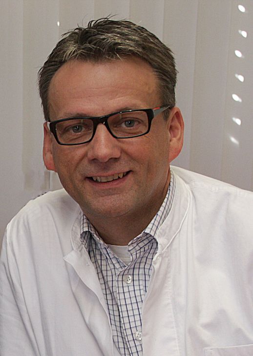 ... und Chefarzt Dr. med. Stefan Burg am Lesertelefon. Foto: St. Franziskus Krankenhaus Saarburg