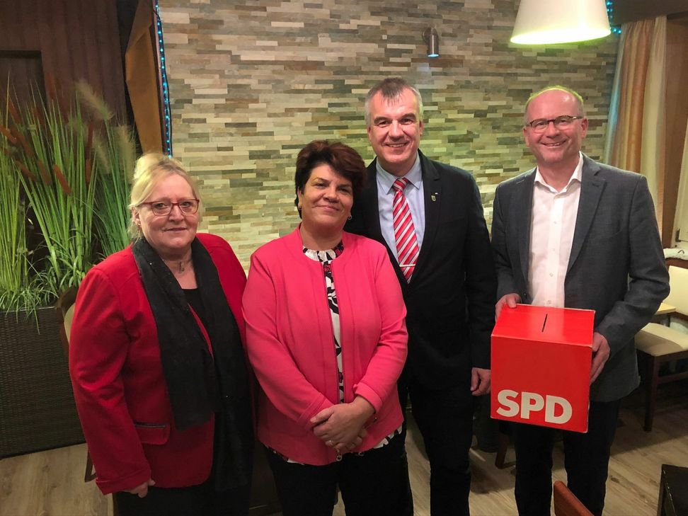 Stephan Kaever (2.v.r.) möchte Bürgermeister der Gemeinde Simmerath werden. Die SPD-Vorsitzende Gaby Keutgen-Bartosch (l.) möchte die Eifel-Kommune im Städteregionstag vertreten. Erste Gratulanten und Unterstützer im Wahlkampf sind die SPD-Bundestagsabgeordnete Claudia Moll und der Fraktionsvorsitzende Gregor Harzheim. Foto: T. Förster