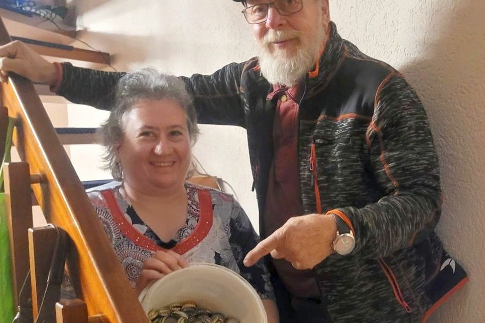 Carina Below (v.li.) aus Höfen ist eine von vielen Menschen, die »Les« Domalewski helfen, Kronkorken für die gute Sache zu sammeln. Foto: Privat