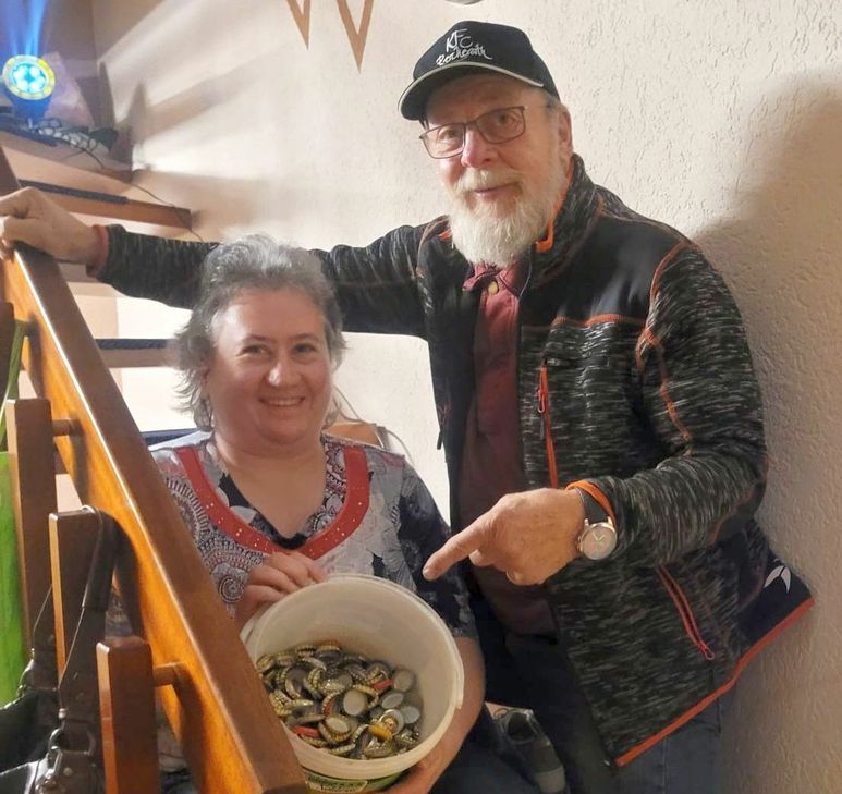 Carina Below (v.li.) aus Höfen ist eine von vielen Menschen, die »Les« Domalewski helfen, Kronkorken für die gute Sache zu sammeln. Foto: Privat