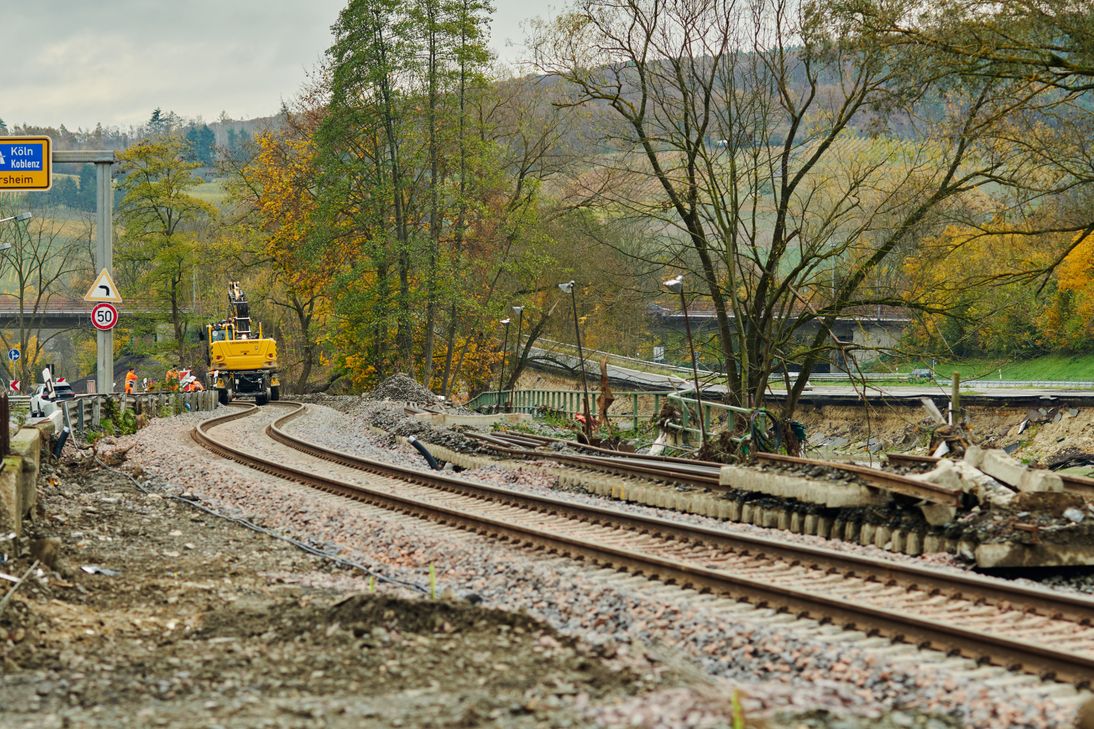 Wie hier bei Heimersheim bleibt die Ausnahmeregelung für Sonntagsarbeit an der Bahntrasse bis April 2022 erhalten. Foto: Deutsche Bahn AG / Dominic Dupont