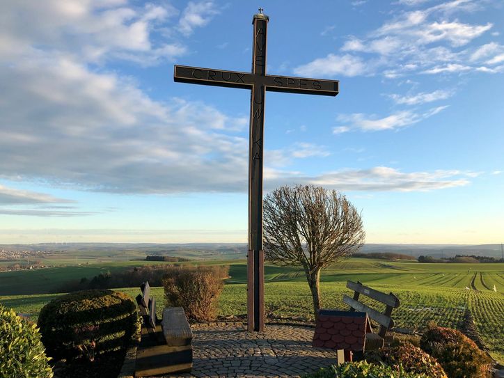 Das Hochkreuz bei Kollig ist bei Wanderern ein beliebter Aussichtspunkt auf das Maifeld.