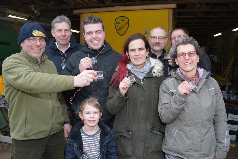Die Schönauer Gruppe »De Wöhlesse«, darunter Tanja Lascheid (re.), sowie der Vorsitzende der KG Erfttrabanten Schönau, Jens Ungermann, präsentieren die »Mehrweg-Schnapsgläschen« die beim Rosenmontagsumzug in Schönau die Einweg-Plastikgläschen ersetzten sollen um so Müll zu vermeiden.  Die jüngste Dame im Bild darf das ihr anvertraute Glas natürlich ausschließlich für nichtalkoholische Getränke nutzen. Foto: Scholl