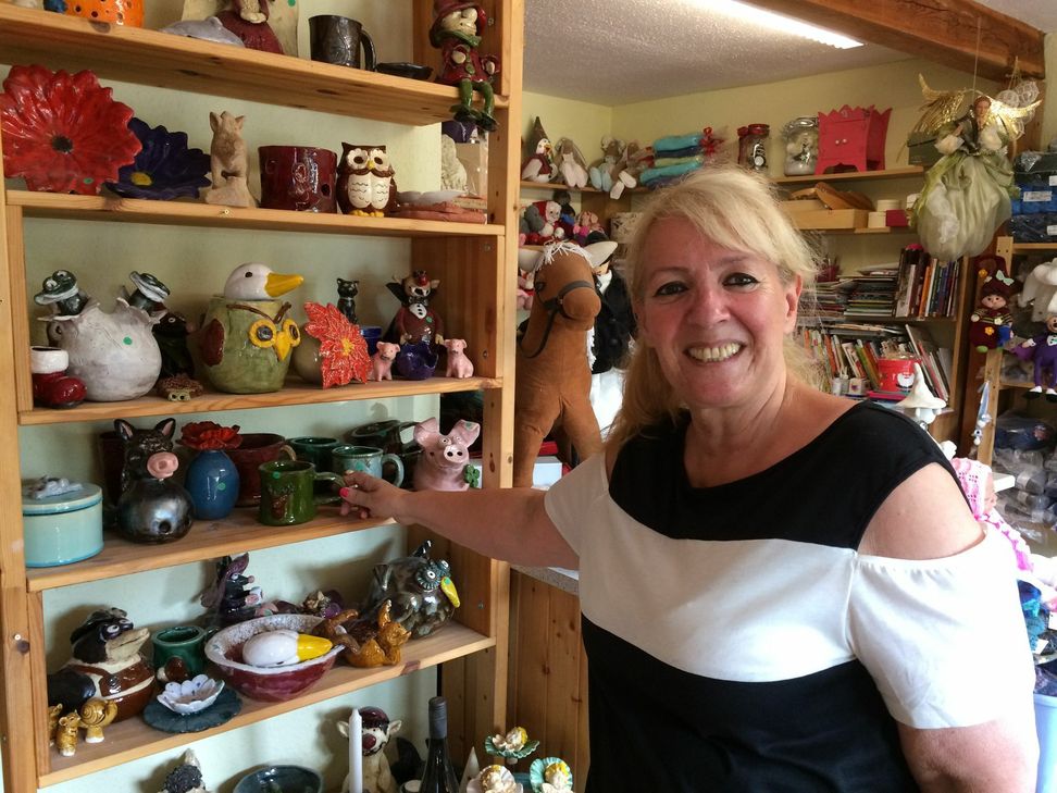 Hunderte oder gar Tausende Fantasiefiguren tummeln sich in Erika Wells Werkstatt. Sie sind Ausdruck purer Lust am Lachen und am Erfinden. Foto: A. Koch