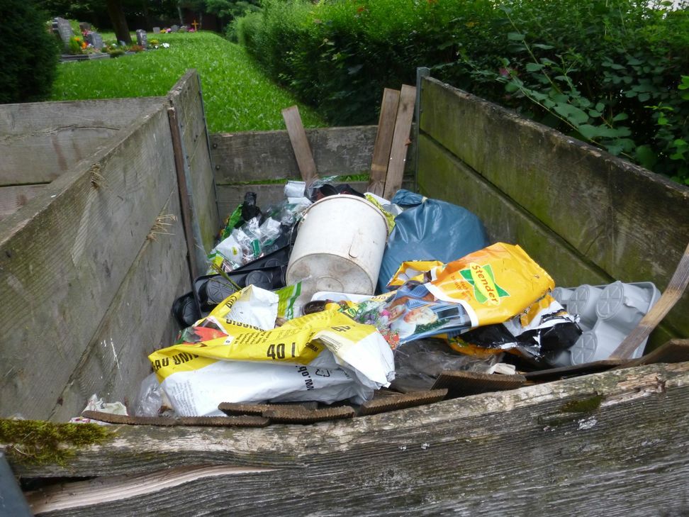 Uneinsichtige Zeitgenossen missbrauchen die Sammelboxen an den Friedhöfen, wie hier in Mittelbollenbach, zur illegalen Müllentsorgung.