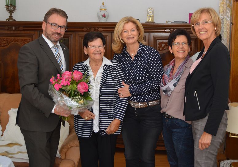 Oberbürgermeister Wolfgang Treis (von links) gratuliert Ehrenbürgerin Therese Tutas zusammen mit der Beigeordneten Martina Luig-Kaspari, der Tochter der Ehrenbürgerin Jutta Mai und Doris Laux.