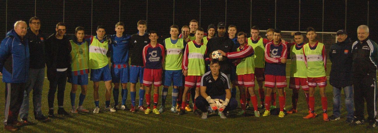 Sammy Habte (vorne) mit den beiden albanischen Flüchtlingen sowie A-Junioren und Verantwortlichen der DJK St. Matthias Trier. 			                  Foto: Andreas Arens