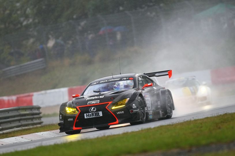 Der siegreiche Lexus bei zum Teil schwierigen Streckenverhältnissen am Ring. Foto: H. Elis/www.racepix.eu