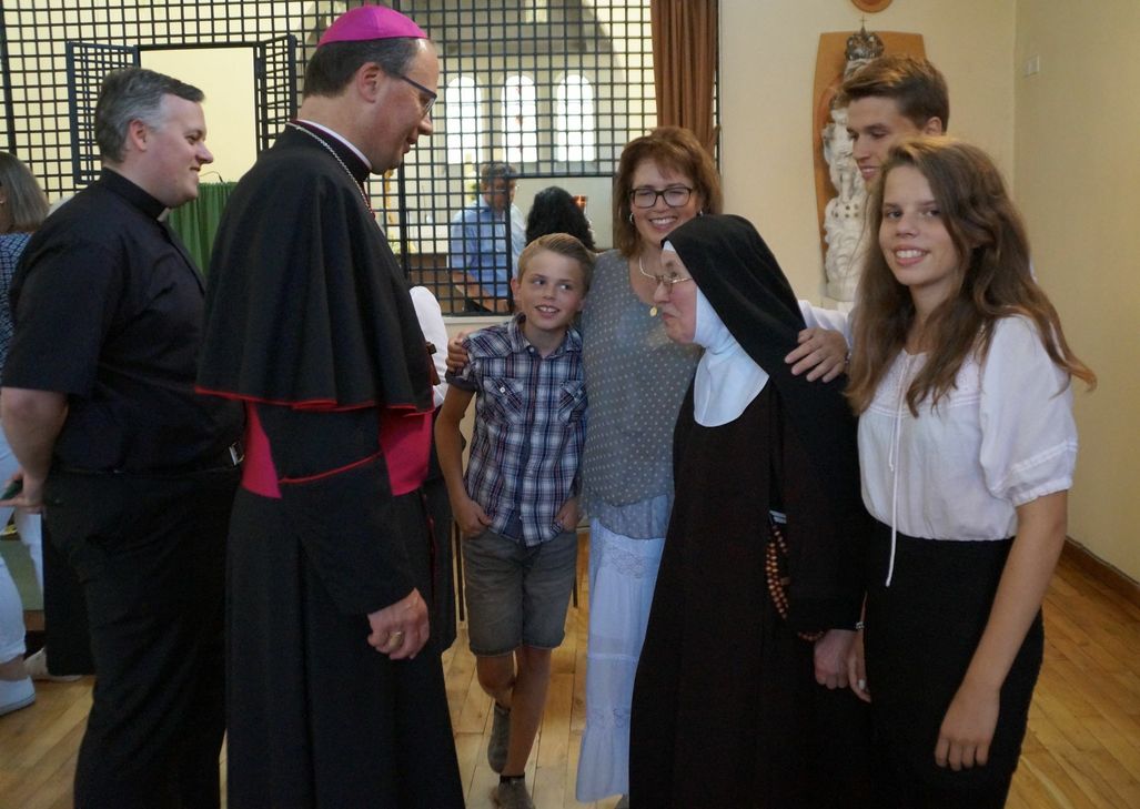Über 300 Gäste haben am 10. September Abschied von den Trierer Klarissen-Kapuzinerinnen genommen. Schwester Benedikta, Äbtissin des Klosters St. Clara, nahm beim Abschiedsfest viele gute Wünsche entgegen, auch von Bischof Ackermann.  Foto: Bistum