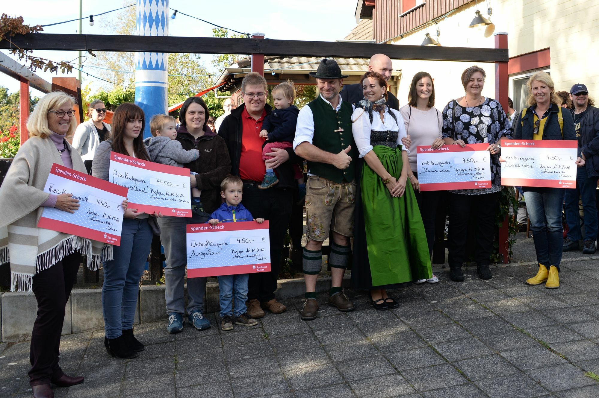 Fünf Roetgener Kindergärten wurden mit je 450 Euro bedacht - gesponsert von den Firmen, die sich am Maibaum der Schwarzmüller Stubn verewigt haben.