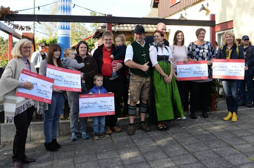 Fünf Roetgener Kindergärten wurden mit je 450 Euro bedacht - gesponsert von den Firmen, die sich am Maibaum der Schwarzmüller Stubn verewigt haben.