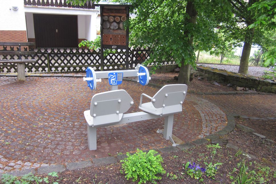Das Handfahrrad steht auf dem Platz der „Sänger-Linde“. Foto: Gemeinde Oberfell