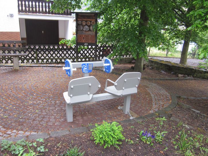 Das Handfahrrad steht auf dem Platz der „Sänger-Linde“. Foto: Gemeinde Oberfell