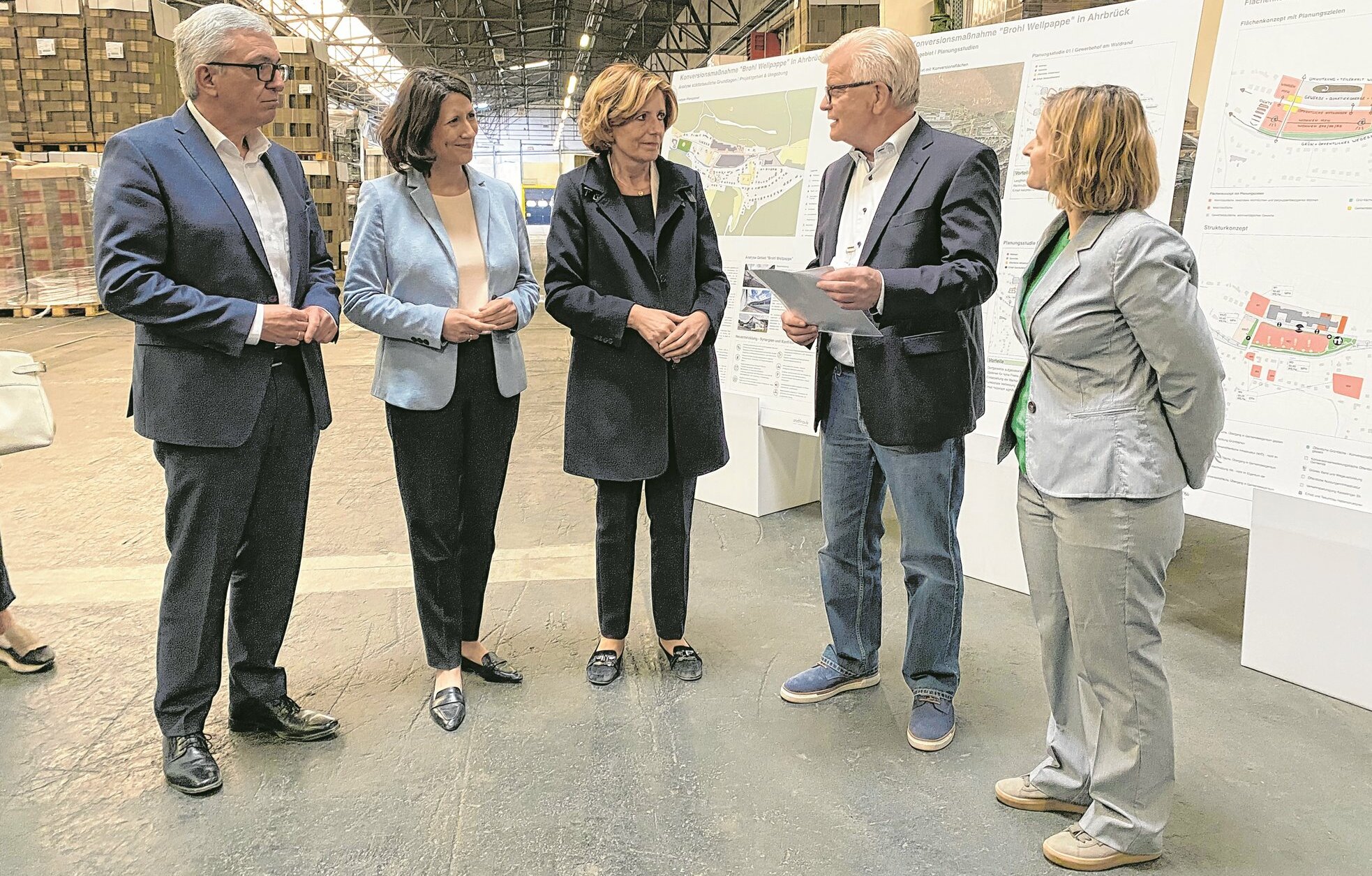 Innenminister Roger Lewentz mit Ministerpräsidentin Malu Dreyer und weiteren Mitgliedern der Landesregierung bei der Übergabe des Förderbescheides an Ortsbürgermeister Walter Radermacher. Foto: MdI RLP