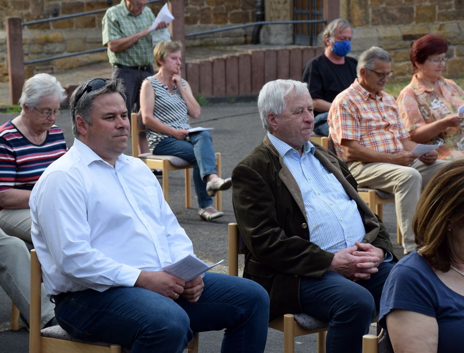 Mit Michael Schmitz (Foto, l.) vom Nöthener Kirchenvorstand und weiteren Helfern hatte Pfarrer Erik Pühringer tatkräftige Unterstützer im 700-Seelen-Ort bei der Umsetzung der Springprozession. Foto: Kirsten Röder/pp/Agentur ProfiPress.