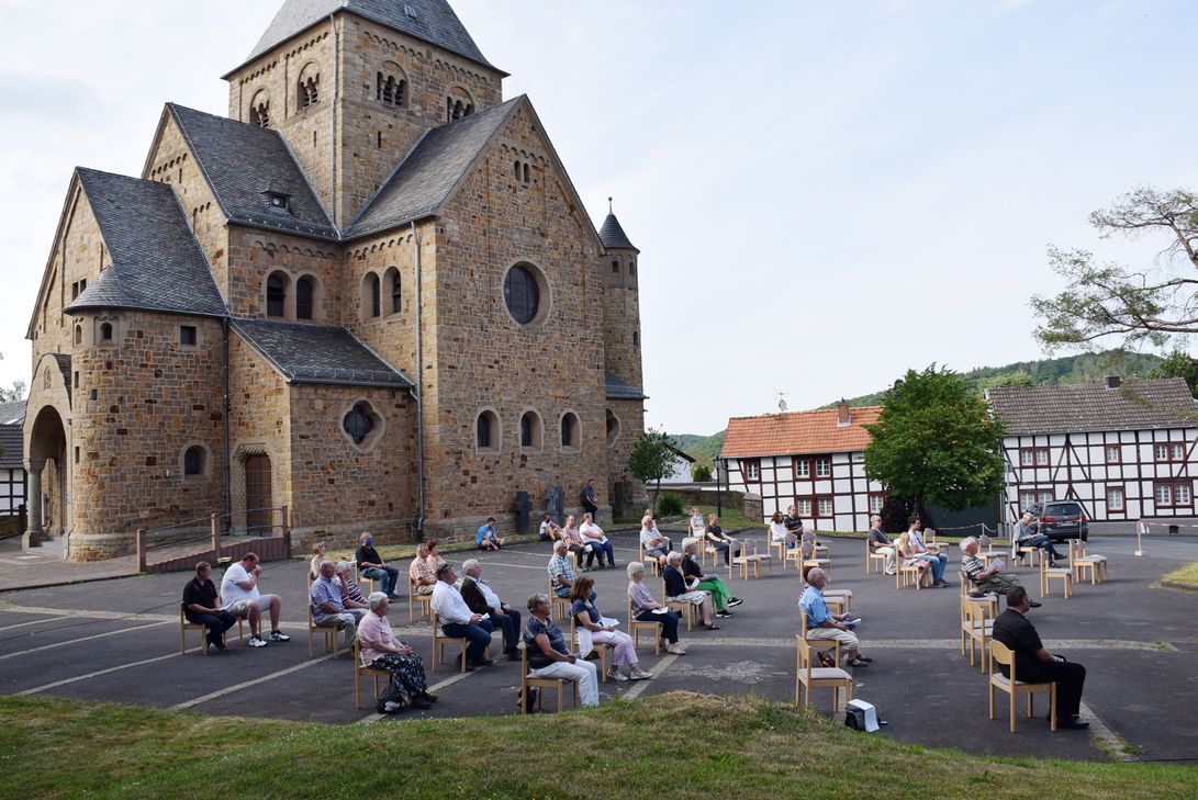 Auf dem Nöthener Kirchenplatz konnte man sich während dem Gottesdienst wohlfühlen. Foto: Kirsten Röder/pp/Agentur ProfiPress