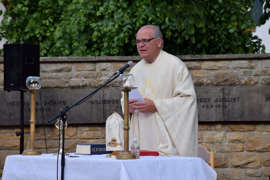 GdG-Pfarrer Erik Pühringer erinnerte an das Wirken und die Botschaft Willibrords, dem Namenspatron der Nöthener Kirche. Er gilt auch als Begründer der Echternacher Springprozession. Foto: Kirsten Röder/pp/Agentur ProfiPress