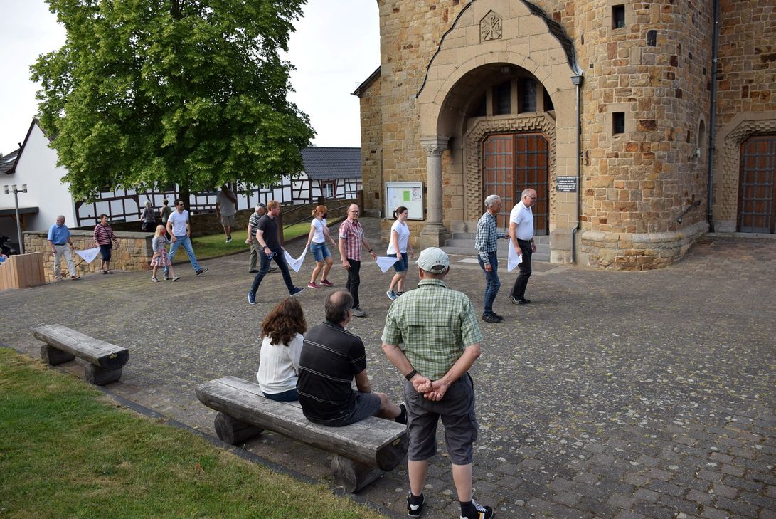 Die Nöthener Variante der Springprozession führte die Gläubigen rund um die örtliche Kirche. Foto: Kirsten Röder/pp/Agentur ProfiPress