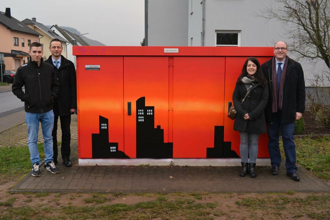 Stolz präsentierten die Jugendlichen den mit Graffiti verschönerten Stromkasten. Mit dabei (von links): der Künstler Dustin Hoffmann, Marco Felten (innogy), Stadtjugendpflegerin Isabelle Ziehm und der Schweicher Stadtbürgermeister Lars Rieger.