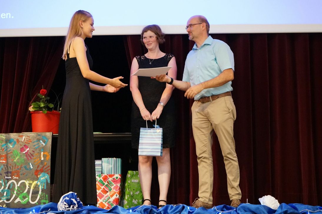 Der mit 300 Euro dotierte Preis der László Gilányi Stiftung ging in diesem Jahr an Schülerin Hermine Berg (links). Mit auf dem Foto: Klassenlehrerin Christina Höfer und Schulleiter Patrick Loosen.