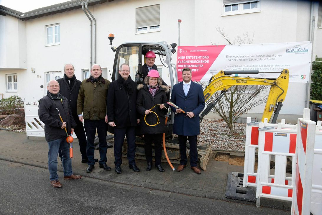 Alle Beteiligten sind froh, dass endlich der Breitbandausbau flächendeckend voranschreiten kann.