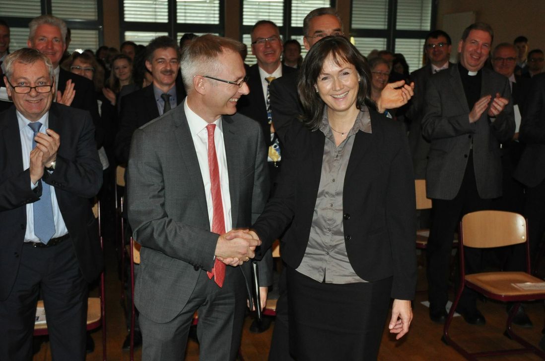 Peter Epp von der ADD Trier gratuliert der Schulleiterin des Cochemer Gymnasiums, Michaela Koch.