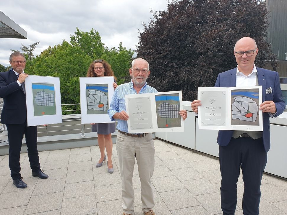 Alfons Jochem (l.), Dr. Bärbel Schulte (beide im Vorstand der Trierer Kulturstiftung) und Dr. Andreas Ammer (r.) präsentieren mit Künstler Horst Schmitt die Kulturaktien 2020