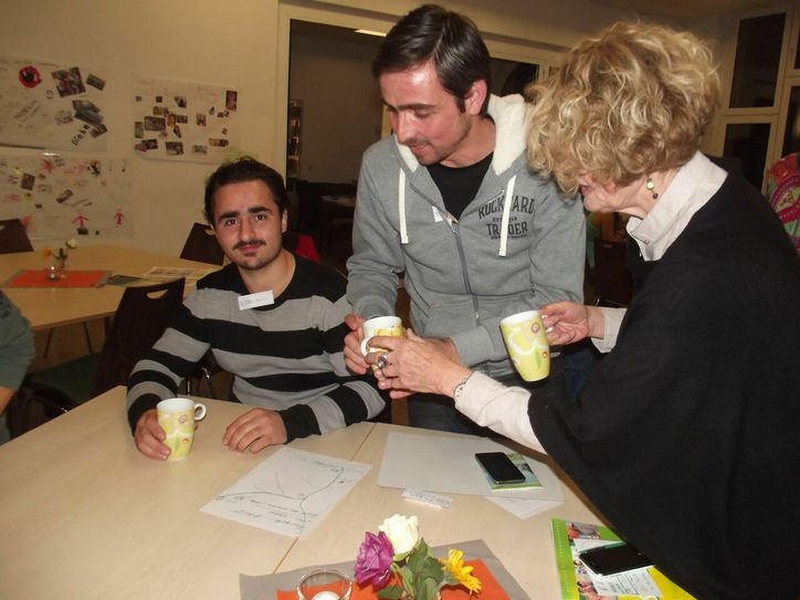 Menschlichkeit beginnt bei den kleinen, alltäglichen Dingen: Bei einer Tasse Kaffee ist es leichter ins Gespräch zu kommen und einander zu verstehen.