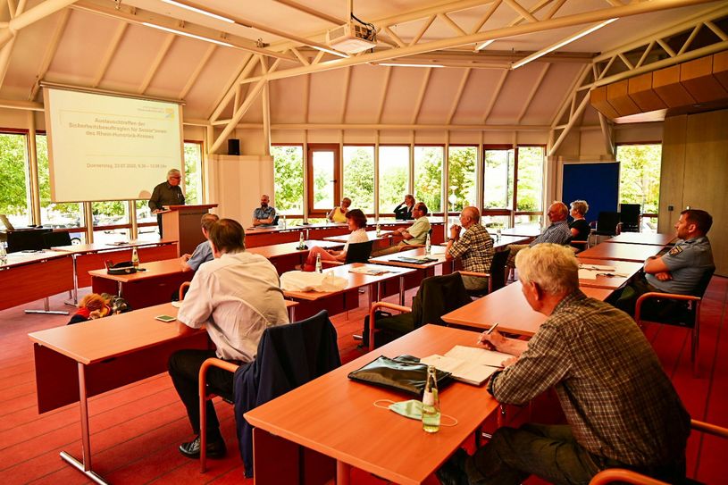 Im großen Sitzungssaal kamen 16 Sicherheitsbeauftragte unter Beachtung der Hygienevorschriften und des Mindestabstandes zusammen. (Fotos: Kreisverwaltung)