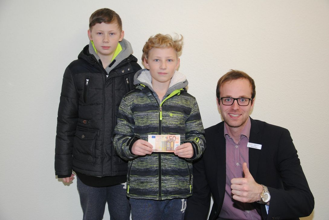 André und Immanuel Passbach mit dem Bereichsleiter Bürger-Service-Center, öffentliche Sicherheit und Ordnung, Florian Sabel.