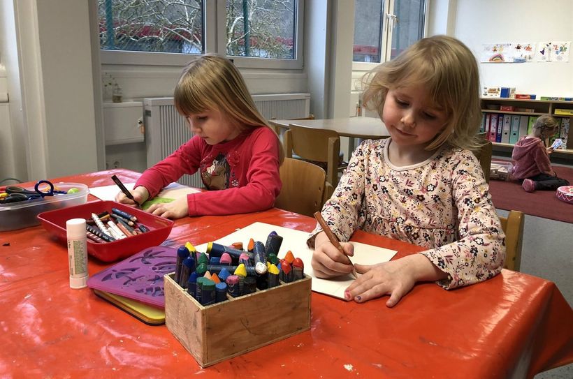 Die Kinder finden sich in den modernen Containern wohl.