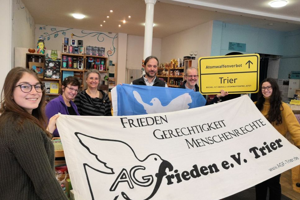 Das Team der AG Frieden Trier mit Markus Pflüge (links) und Thomas Zuche (rechts). Foto: Hansen