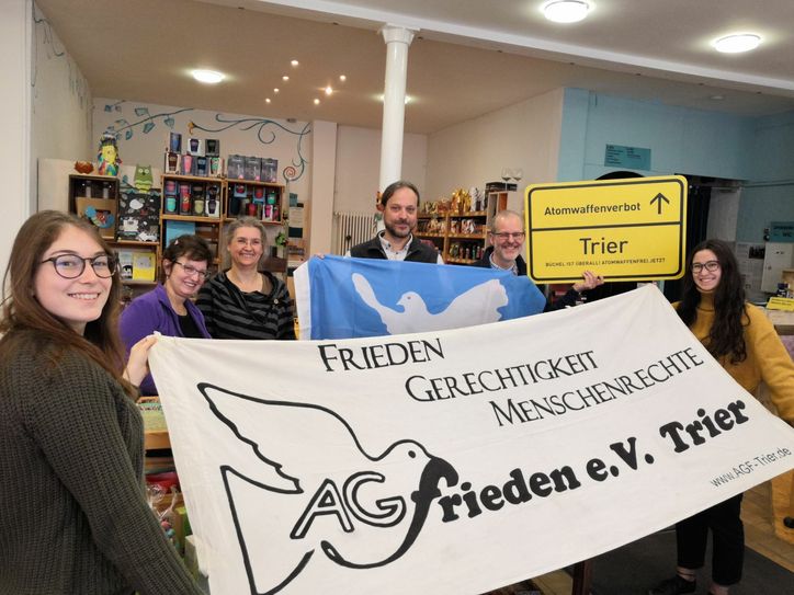 Das Team der AG Frieden Trier mit Markus Pflüge (links) und Thomas Zuche (rechts). Foto: Hansen