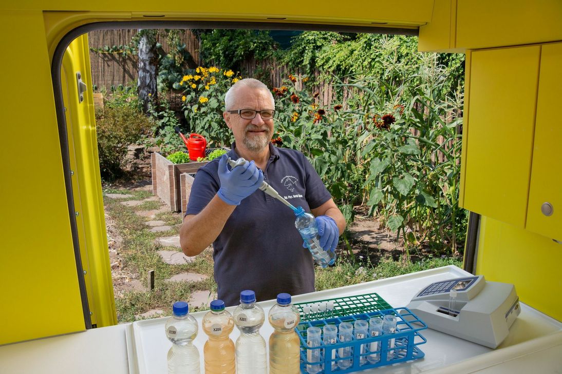 Diplom-Physiker Harald Gülzow analysiert eine Wasserprobe. Foto: VSR-Gewässerschutz e.V.