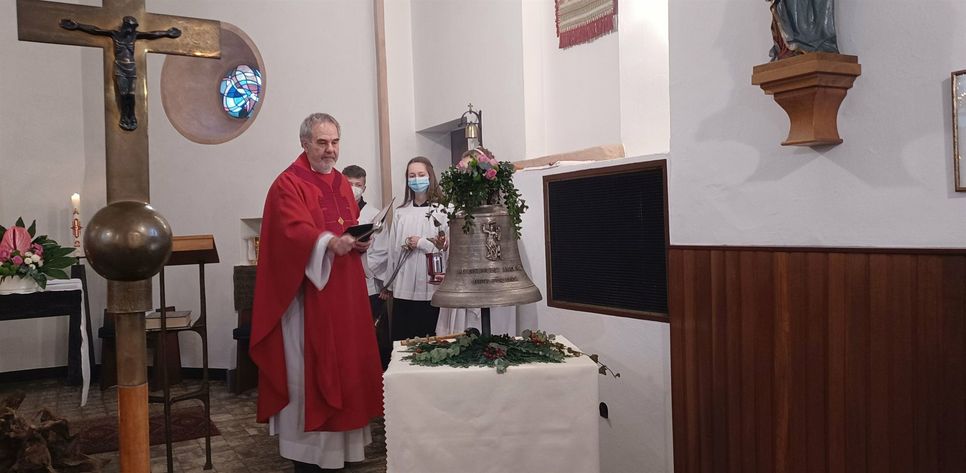 In der kleinen Kapelle von Wollenberg weihte der Dompropst Rolf-Peter Cremer während eines feierlichen Gottesdienstes die neue »Michaelsglocke«. Sie wird künftig mit dem beiden Glocken aus dem Jahres 1854 für einen Dreiklang in dem kleinen Ort sorgen.