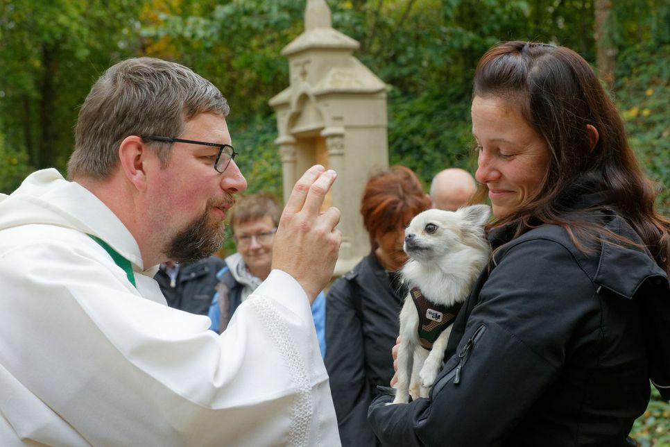 Pater Albert Seul wird auch in diesem Jahr Tiere segnen.            Foto: Franz Peter Wasser