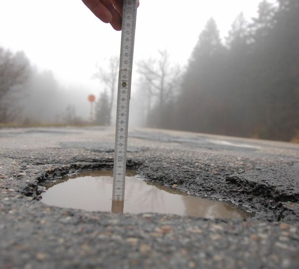 Schlaglöcher auf den Straßen sorgen nicht nur für Ärger, sie sind auch gefährlich...