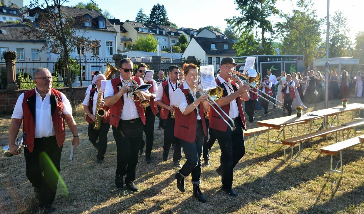 Impressionen vom Krönungsband von Louisa I. beim Olewiger Weinfest 2022