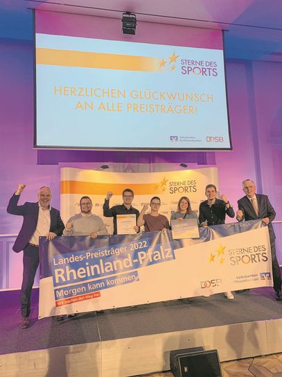 Jubel über den 2. Platz (von links): Gerhard Knauf (Vereinigte Volksbank Raiffeisenbank), Lukas Schlaf, Jonas Junglas, Jonas Kaiser, Katja Kaiser-Port, Thomas Kaiser (alle SV Kaifenheim) und Thomas Welter (Raiffeisenbank Eifeltor).