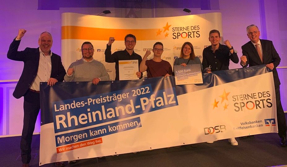 Jubel über den 2. Platz (von links): Gerhard Knauf (Vereinigte Volksbank Raiffeisenbank), Lukas Schlaf, Jonas Junglas, Jonas Kaiser, Katja Kaiser-Port, Thomas Kaiser (alle SV Kaifenheim) und Thomas Welter (Raiffeisenbank Eifeltor).