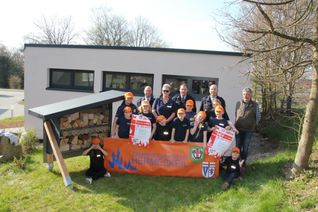 Die Hermeskeiler Feuerwehr Bambinis mit ihren Betreuern und den beiden Unterstützern Markus Minder und Markus Linn sowie der Stellvertretende WF Florian Molitor. Foto: Daniel Bredel