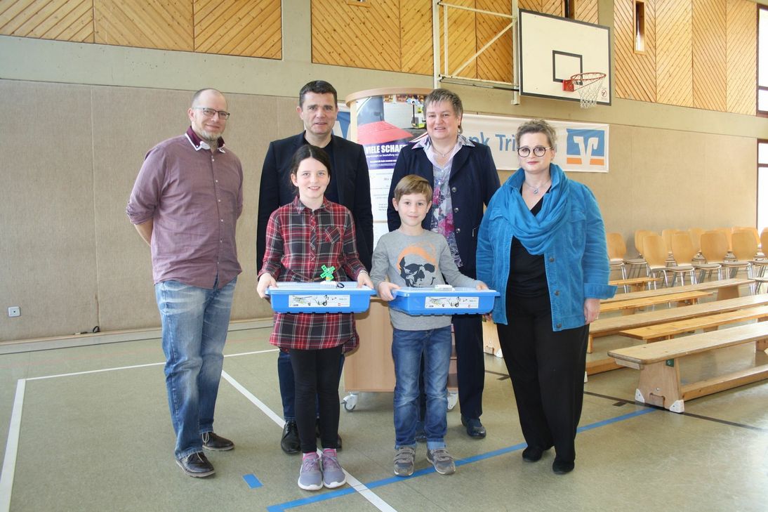 Freuen sich über die gelungene Crowdfunding-Kampagne (v.l.n.r.): Carsten Lichtenknecker (Vorsitzender des Fördervereins der Grundschule Schillingen), Meike Glessner (Schülersprecherin), Wolfgang Hoehn (Geschäftsführer Georg Kirsten GmbH & Co KG), Moritz Himmelsbach (Schülersprecher), Dorothee Altymeyer (Schulleiterin), Margit Gellner-May (Inhaberin Komage Maschinenfabrik KG). Foto: Förderverein