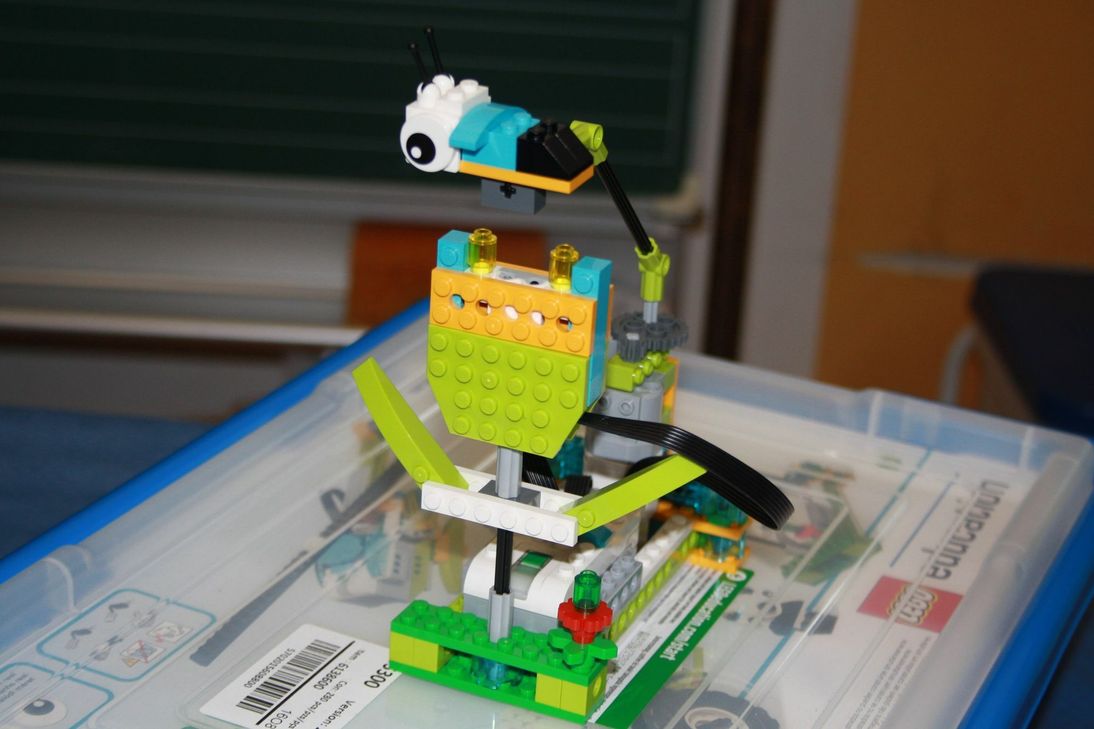 Ein kleiner Roboter, gebaut und programmiert von Schülern der Grundschule Schillingen. Foto: Förderverein
