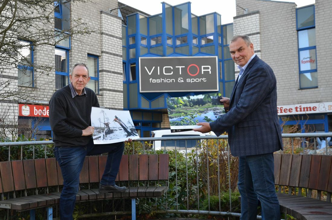 Fotograf Peter Stollenwerk (l.) und Herausgeber Klaus Victor präsentieren den 15. Eifelkalender mit eindrucksvollen Landschaftsmotiven der Eifel. Dafür legt sich der 66-Jährige aus Steckenborn nicht lange auf die Lauer, er passt einzig den perfekten Moment ab. Foto: T. Förster