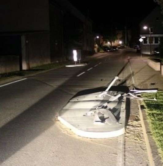 Diese Verkehrsinsel in Gappenach wurde von einem vermutlich weißen Pkw "abgeräumt".