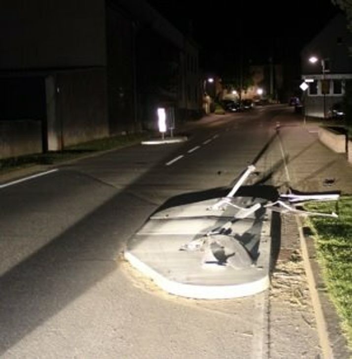 Diese Verkehrsinsel in Gappenach wurde von einem vermutlich weißen Pkw "abgeräumt".